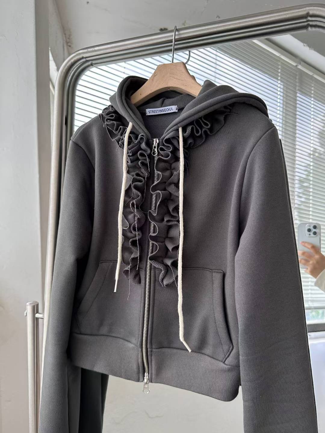 木耳邊拉鍊外套 Ruffled Zip-Up Jacket