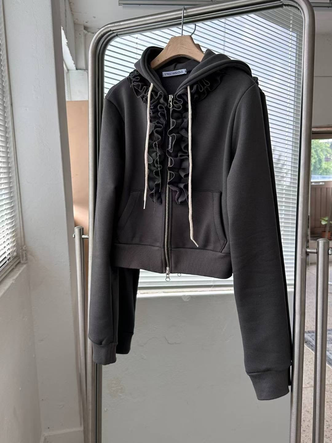 木耳邊拉鍊外套 Ruffled Zip-Up Jacket