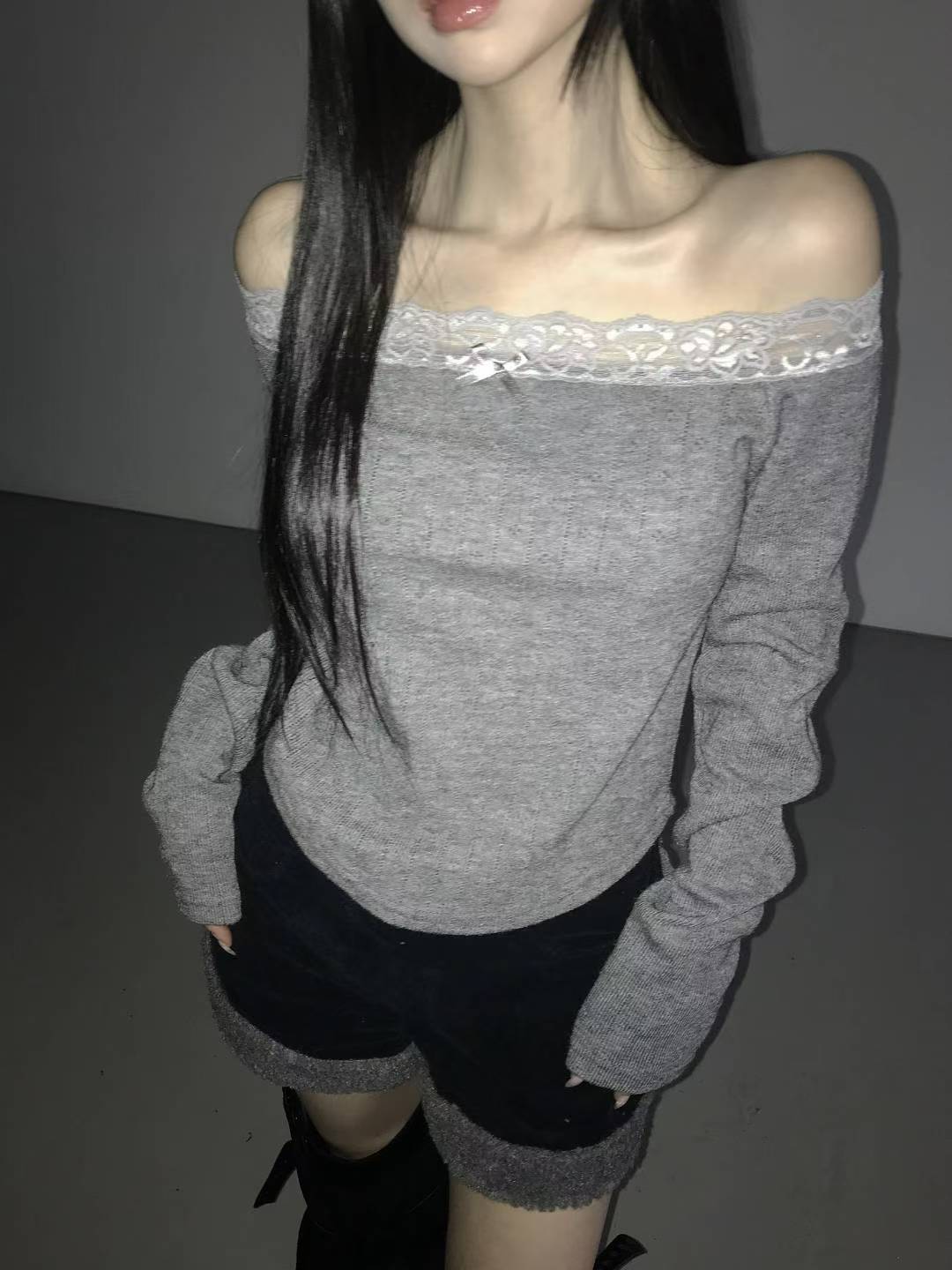 蕾絲蝴蝶結一字肩長袖上衣Lace Bow One-Shoulder Long-Sleeved Top