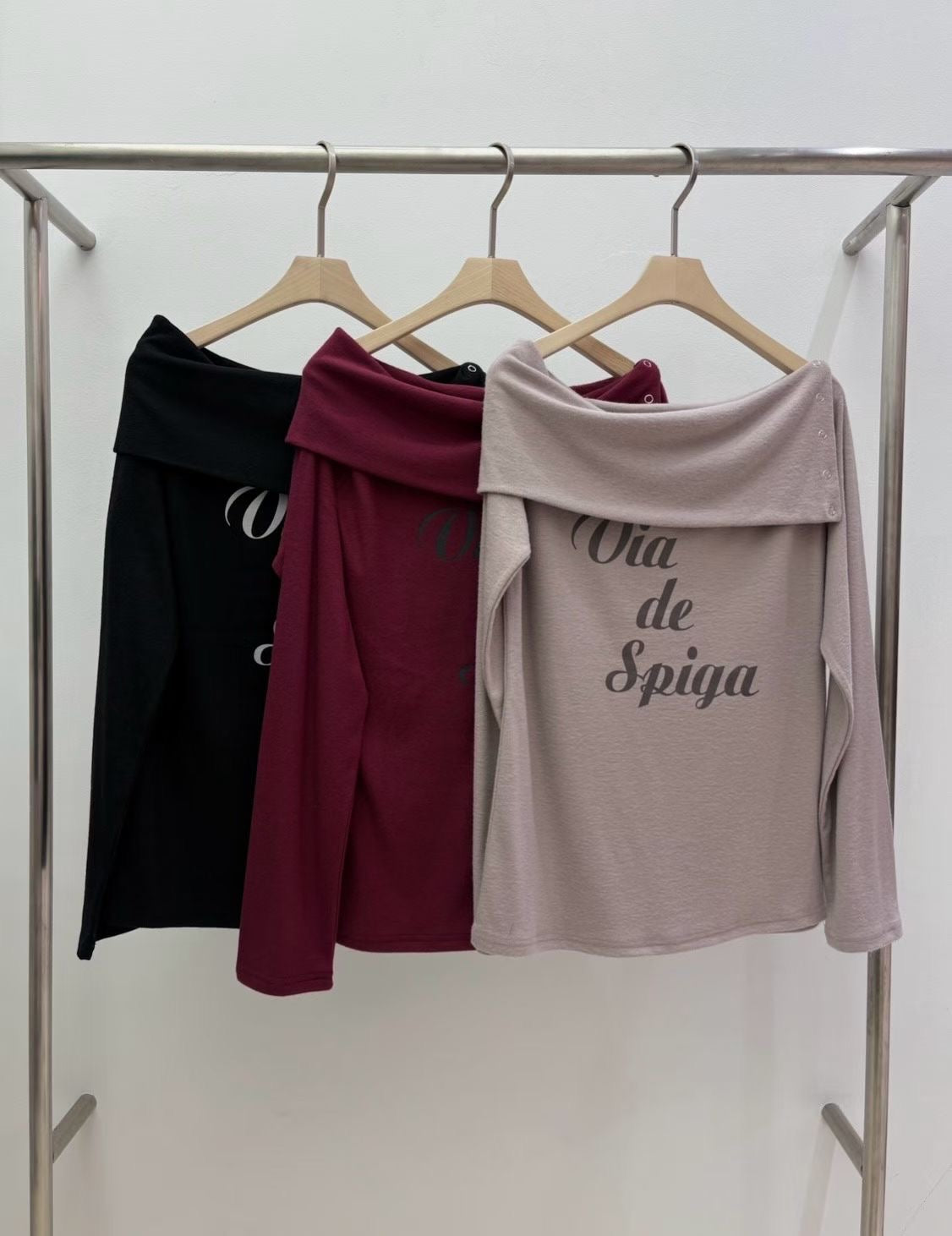 鈕扣字母露肩上衣 Button Letter Off-Shoulder Top