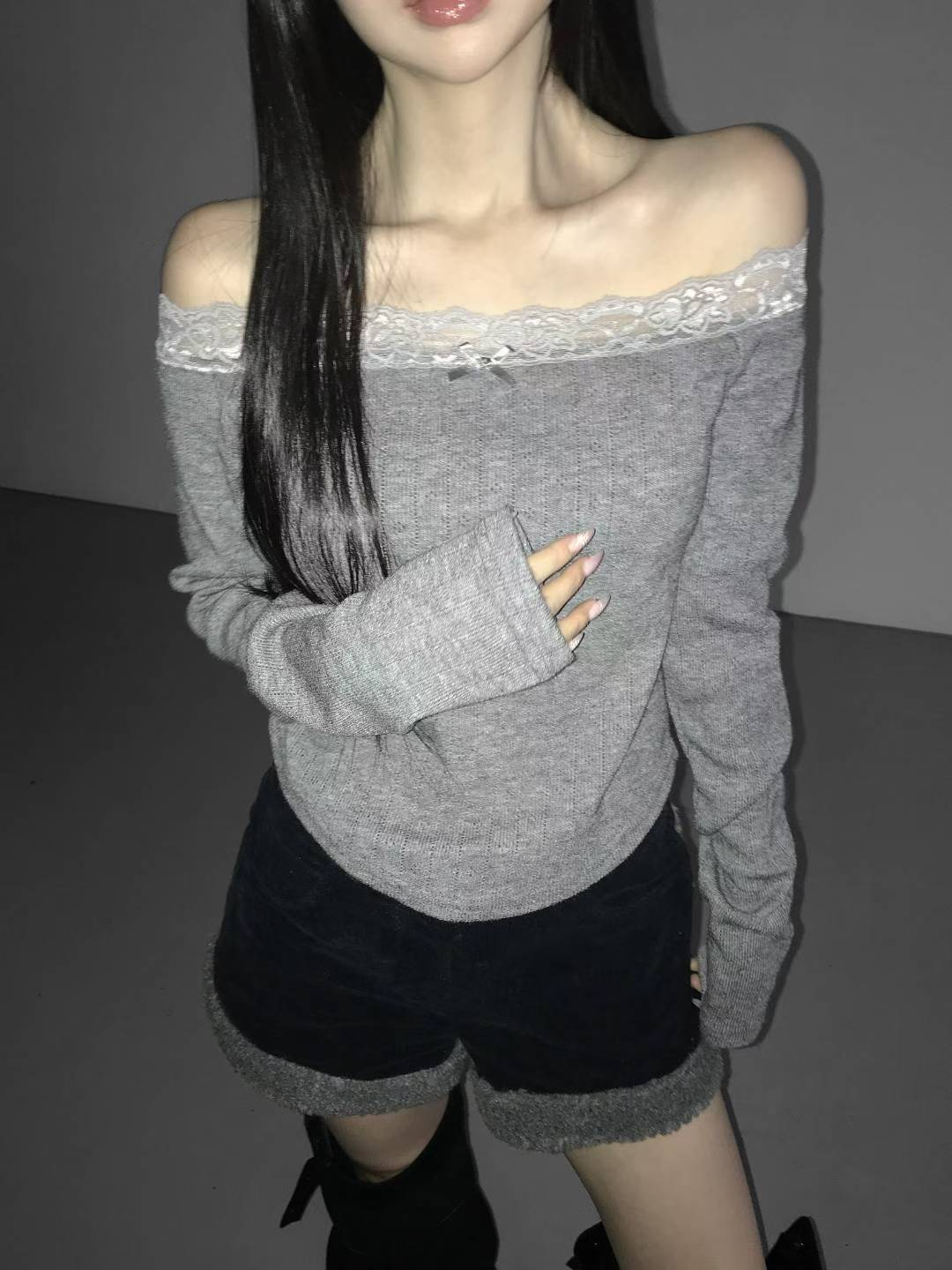 蕾絲蝴蝶結一字肩長袖上衣Lace Bow One-Shoulder Long-Sleeved Top