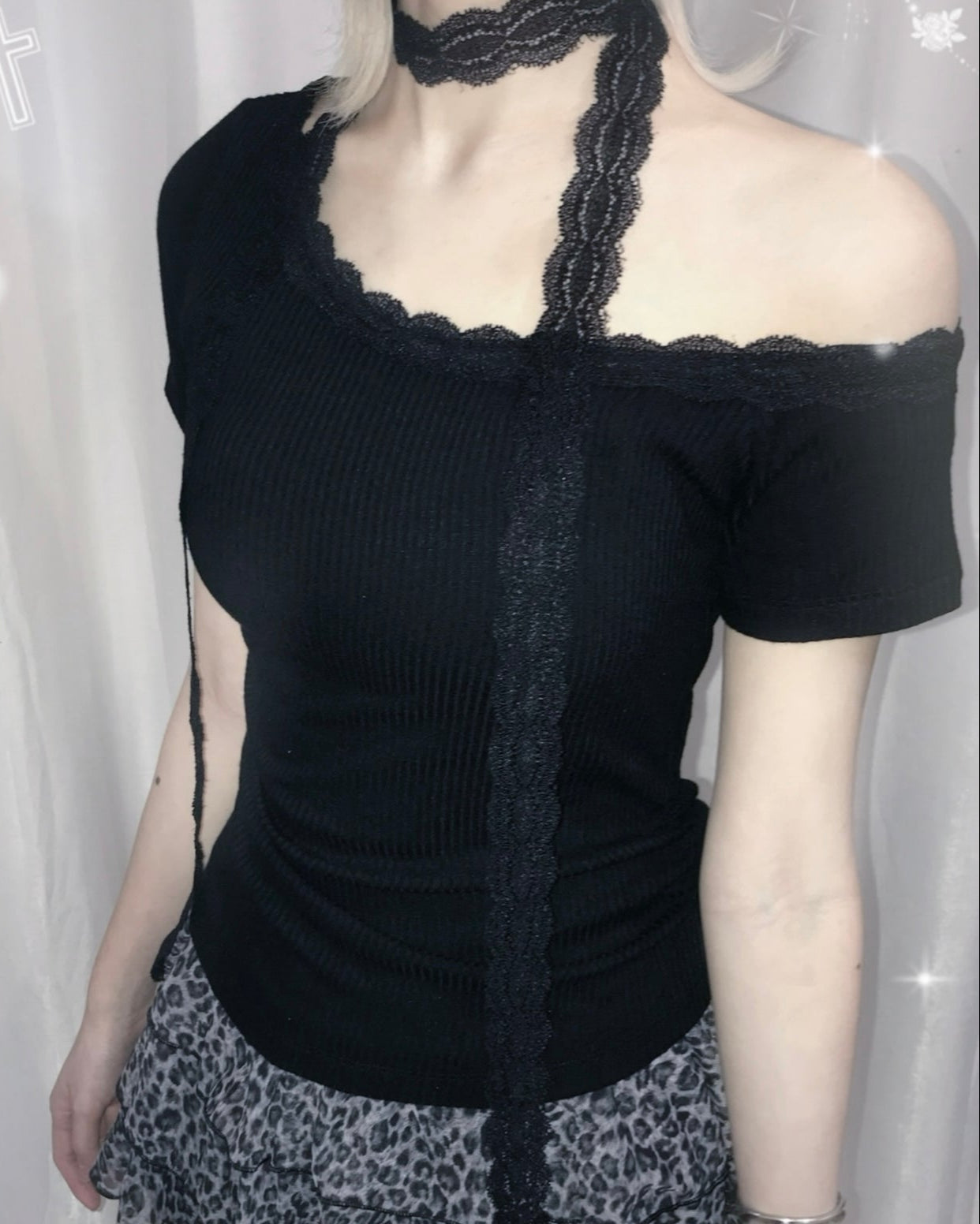 蕾絲掛頸露肩上衣 Halter Neck Lace Off-Shoulder Top