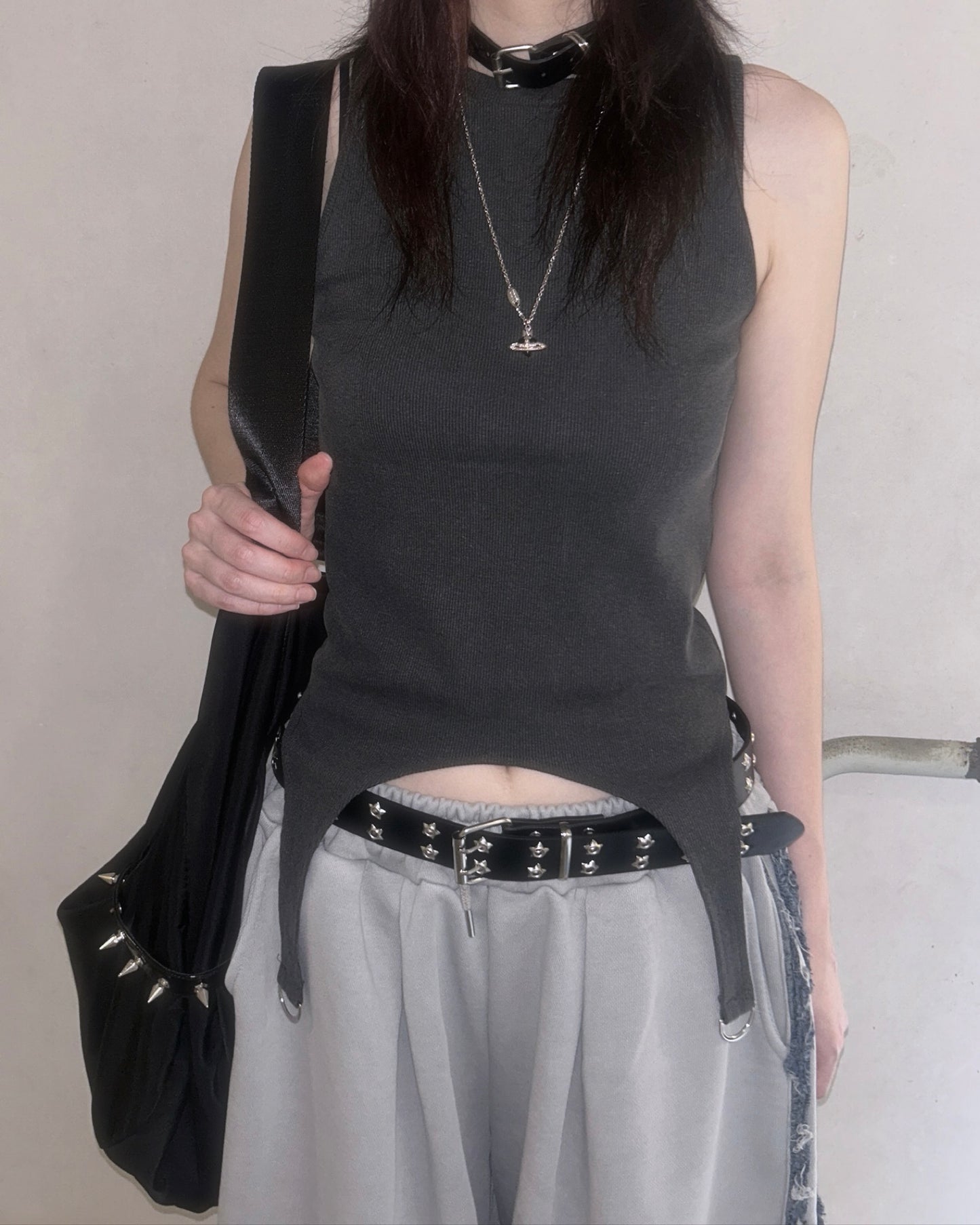 純色金屬扣下襬修身背心 Metal Buckle Hem Fitted Tank Top