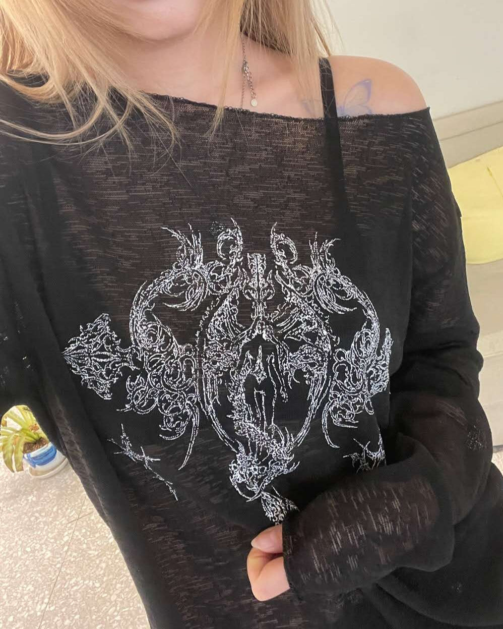 手繪印花露肩罩衫 Totem Print Off Shoulder Blouse