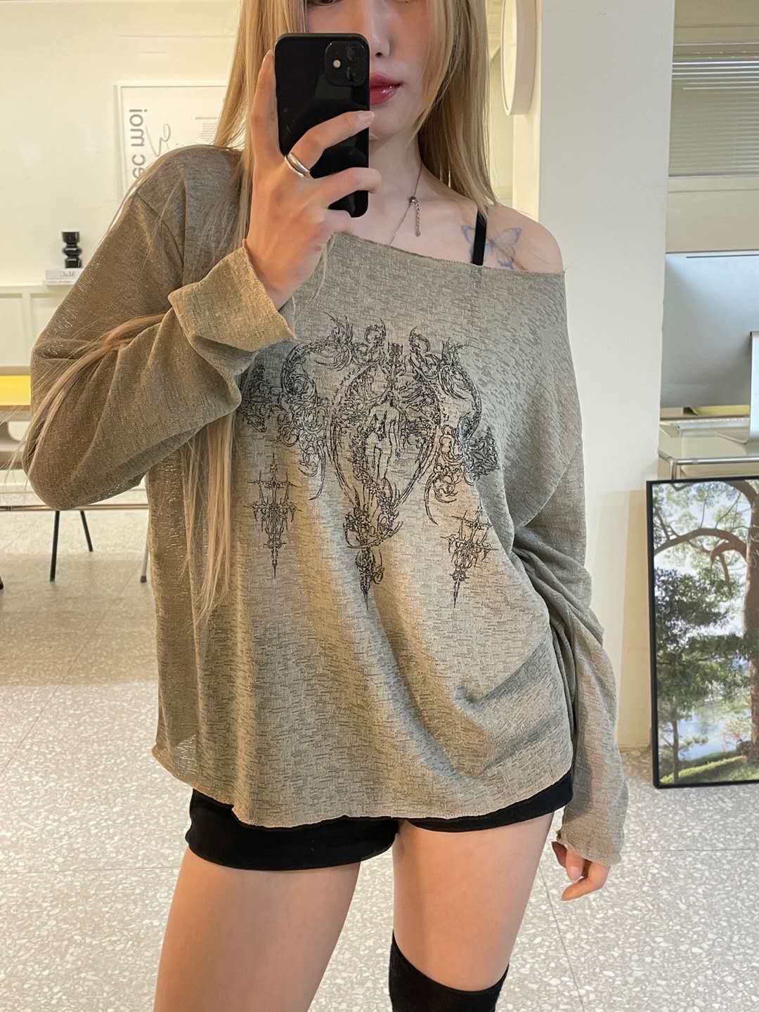 手繪印花露肩罩衫 Totem Print Off Shoulder Blouse