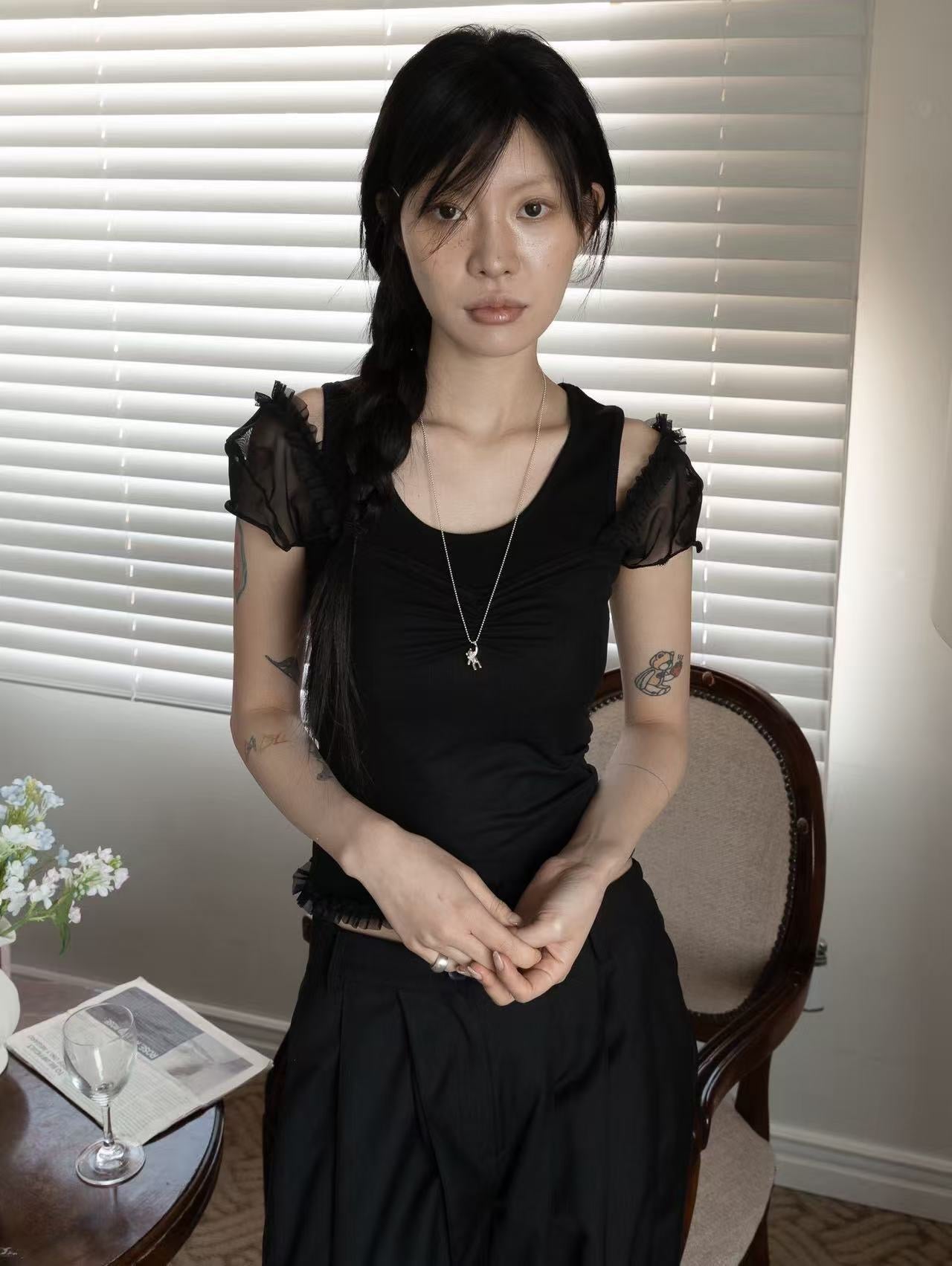 木耳邊蕾絲透膚上衣 Ruffled Lace Top