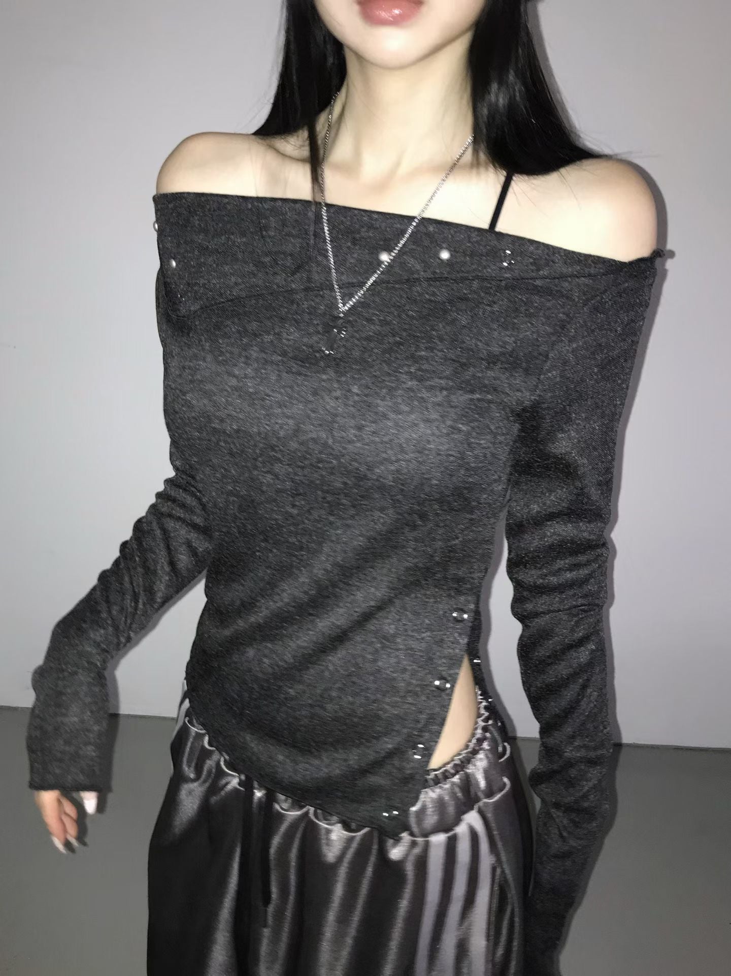 不對稱開衩露肩上衣 Asymmetrical Hem Off-Shoulder Top