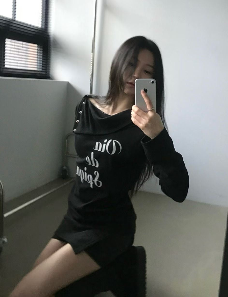 鈕扣字母露肩上衣 Button Letter Off-Shoulder Top