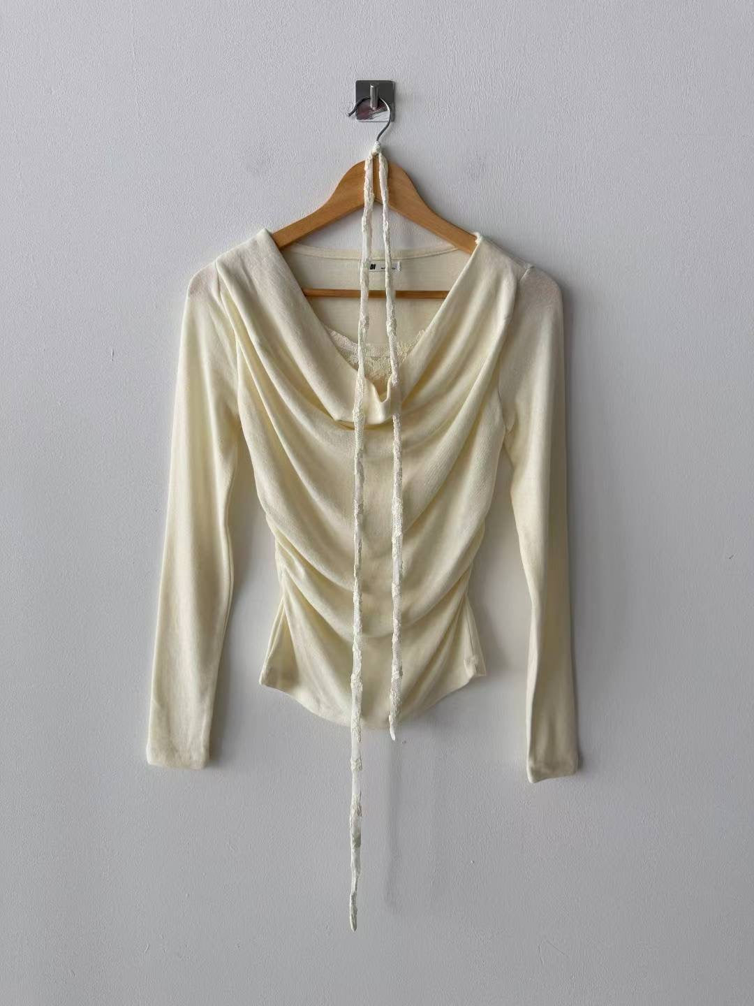 蕾絲蕩領掛頸長袖 Lace halter-neck long-sleeve top