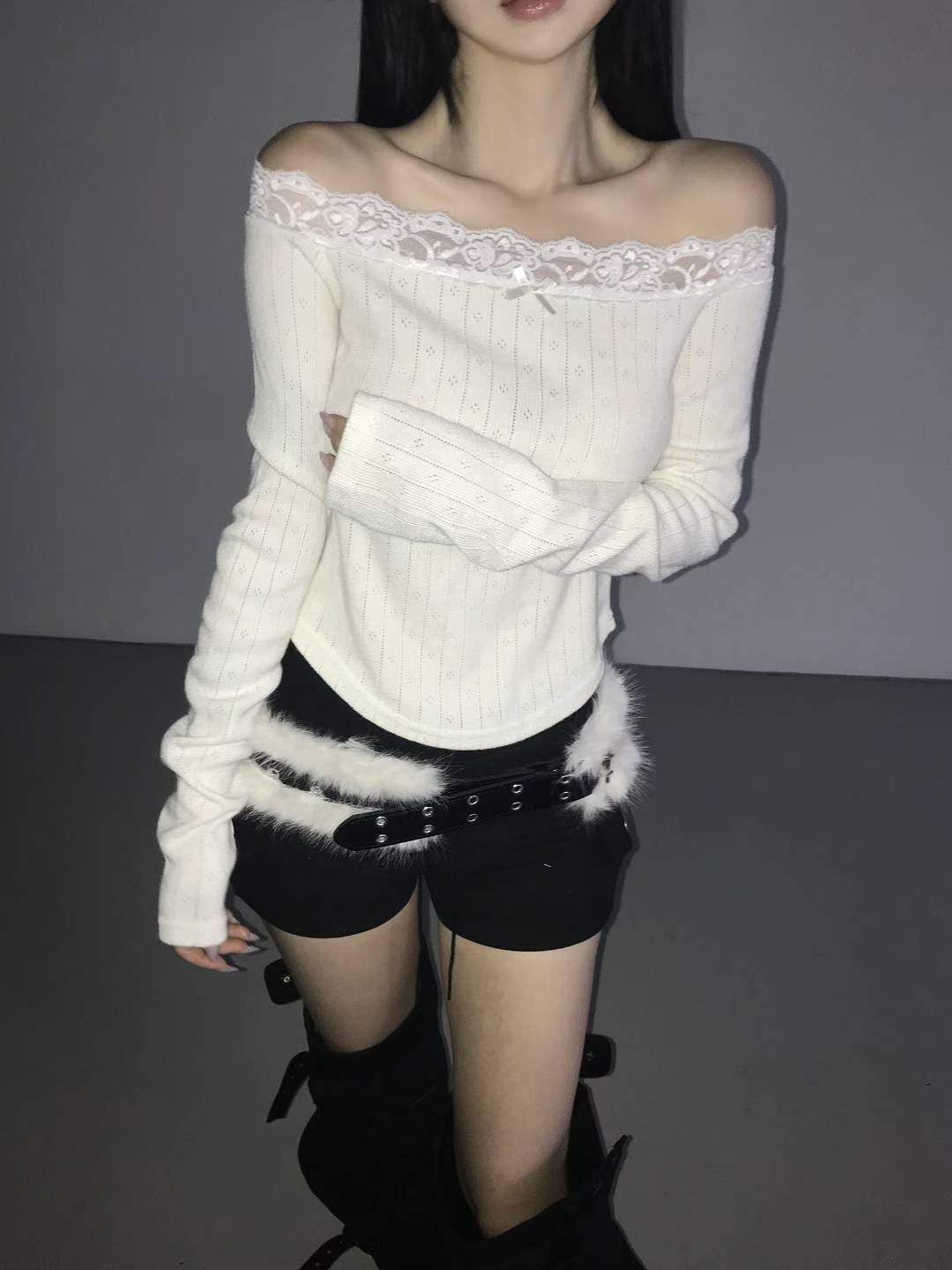 蕾絲蝴蝶結一字肩長袖上衣Lace Bow One-Shoulder Long-Sleeved Top