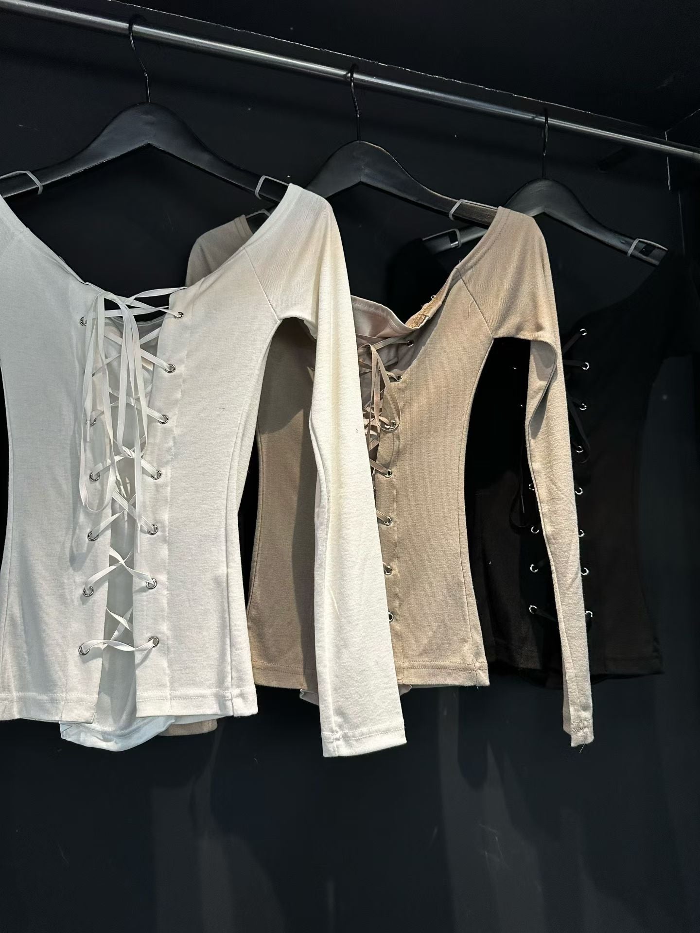 露肩綁帶上衣 Tie-Strap Off-Shoulder Top