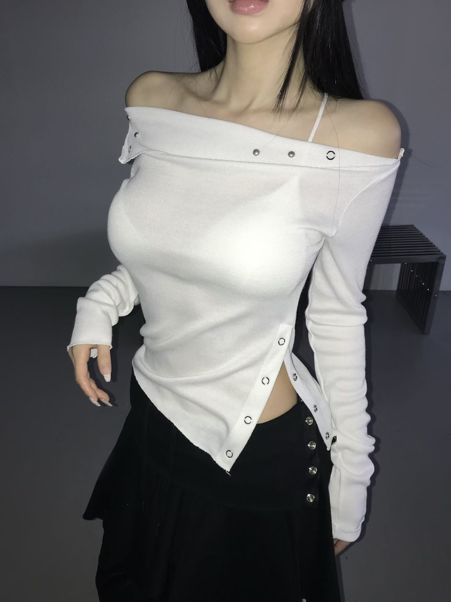 不對稱開衩露肩上衣 Asymmetrical Hem Off-Shoulder Top