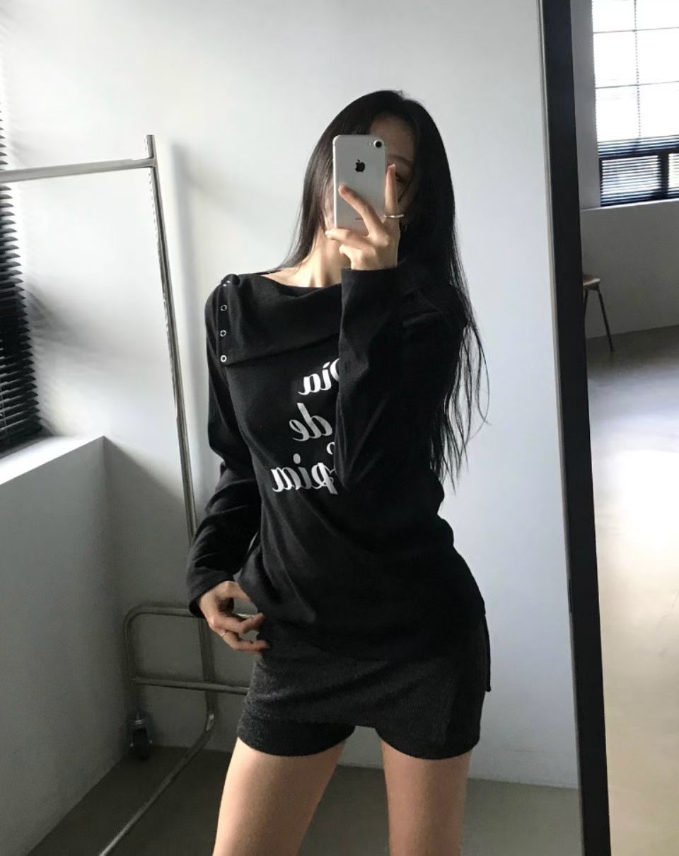 鈕扣字母露肩上衣 Button Letter Off-Shoulder Top