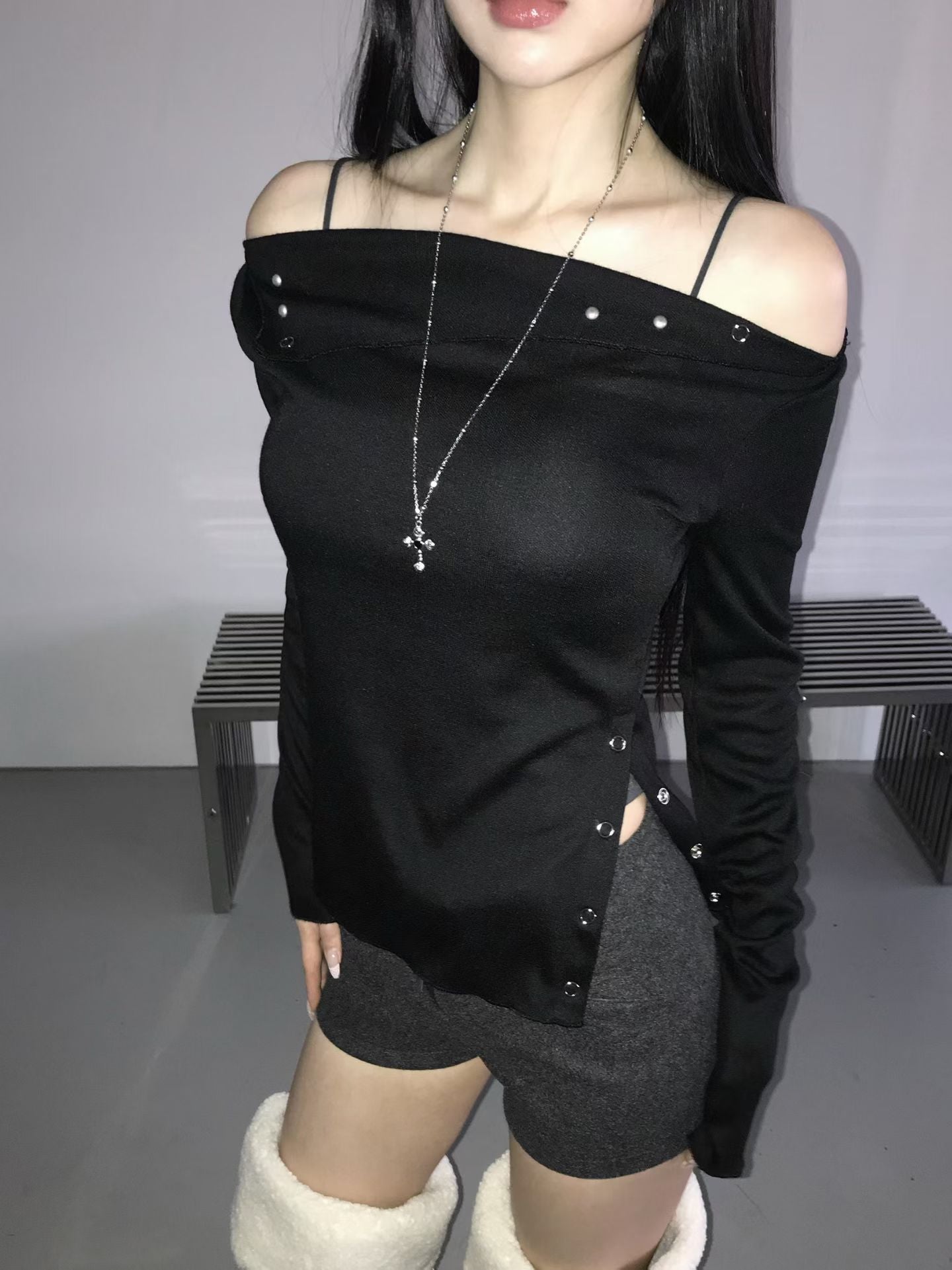 不對稱開衩露肩上衣 Asymmetrical Hem Off-Shoulder Top
