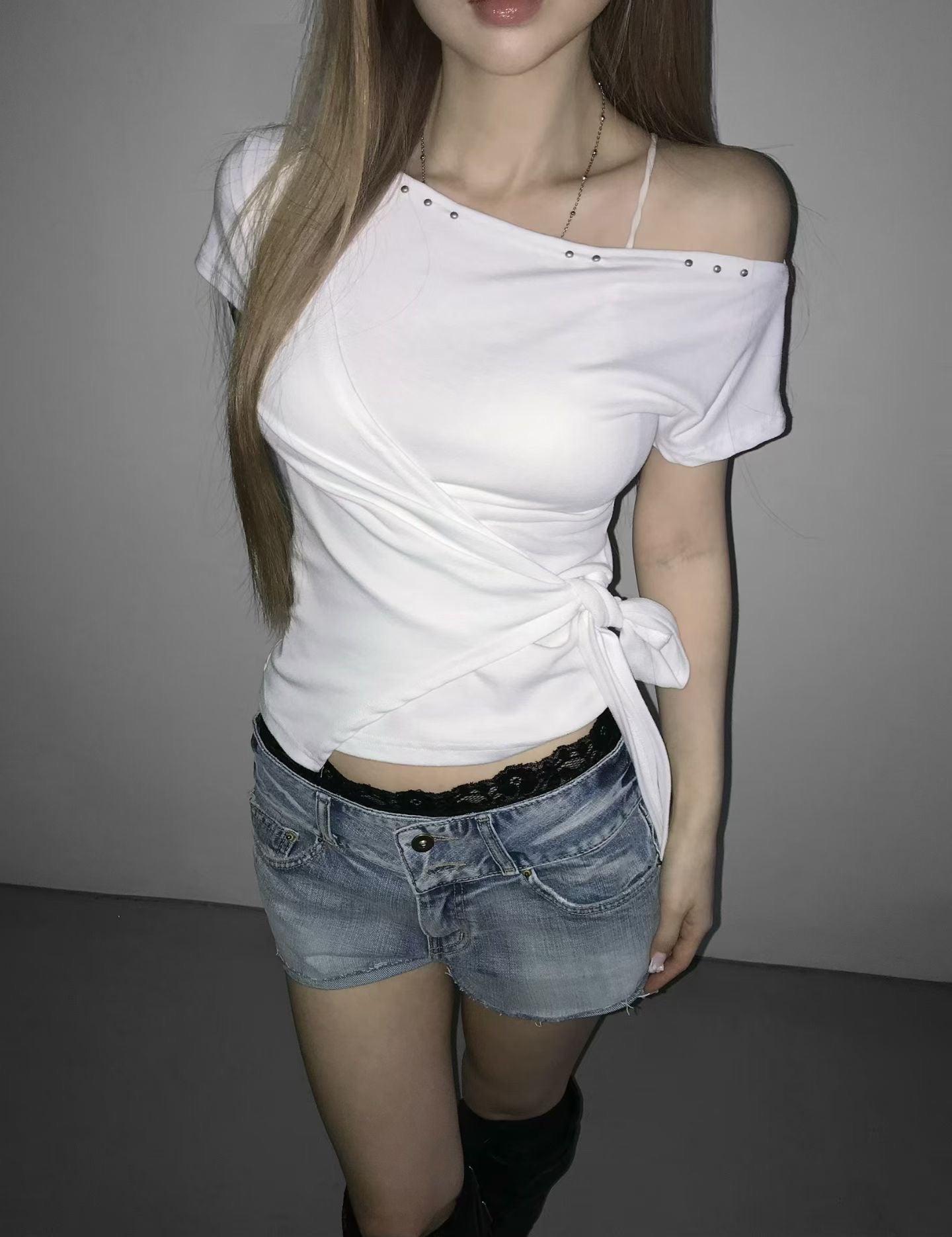 露肩不規則綁帶短袖上衣 Off-Shoulder Asymmetrical Tie Short SleeveTop