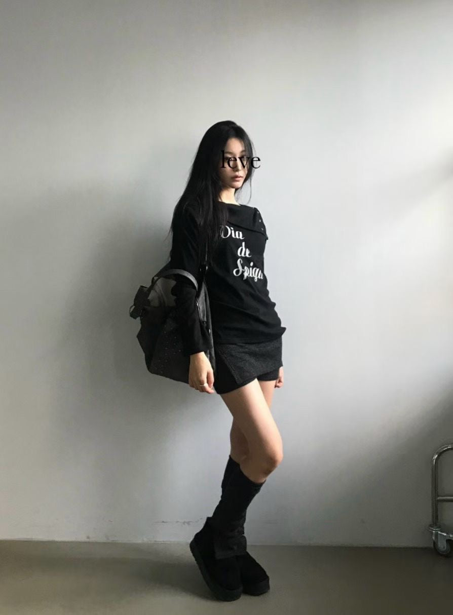 鈕扣字母露肩上衣 Button Letter Off-Shoulder Top