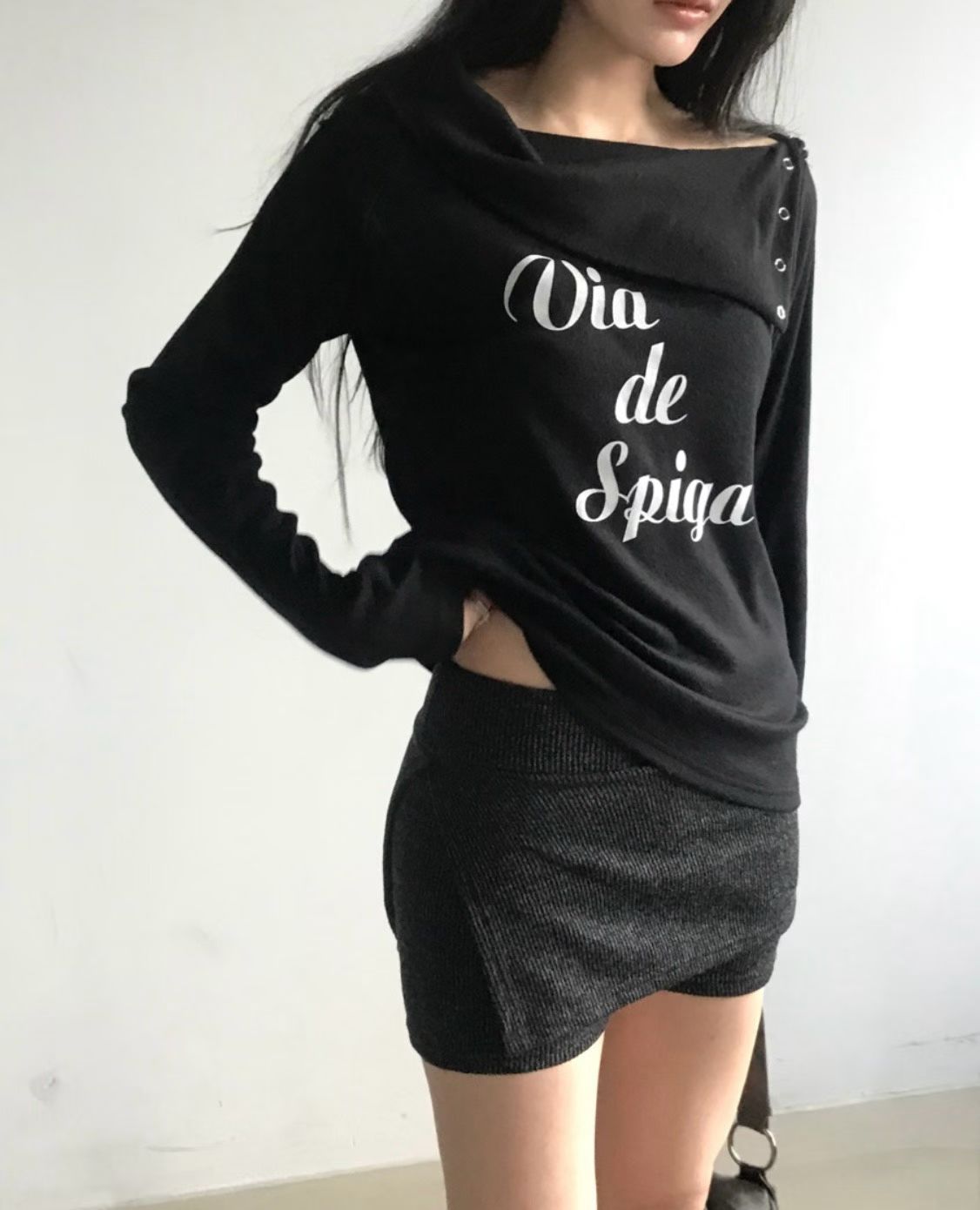 鈕扣字母露肩上衣 Button Letter Off-Shoulder Top