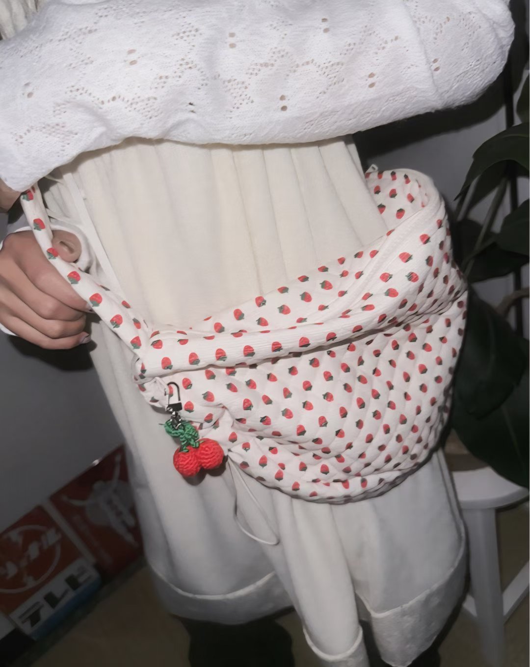 草莓印花斜挎袋 Strawberry Print Crossbody Bag