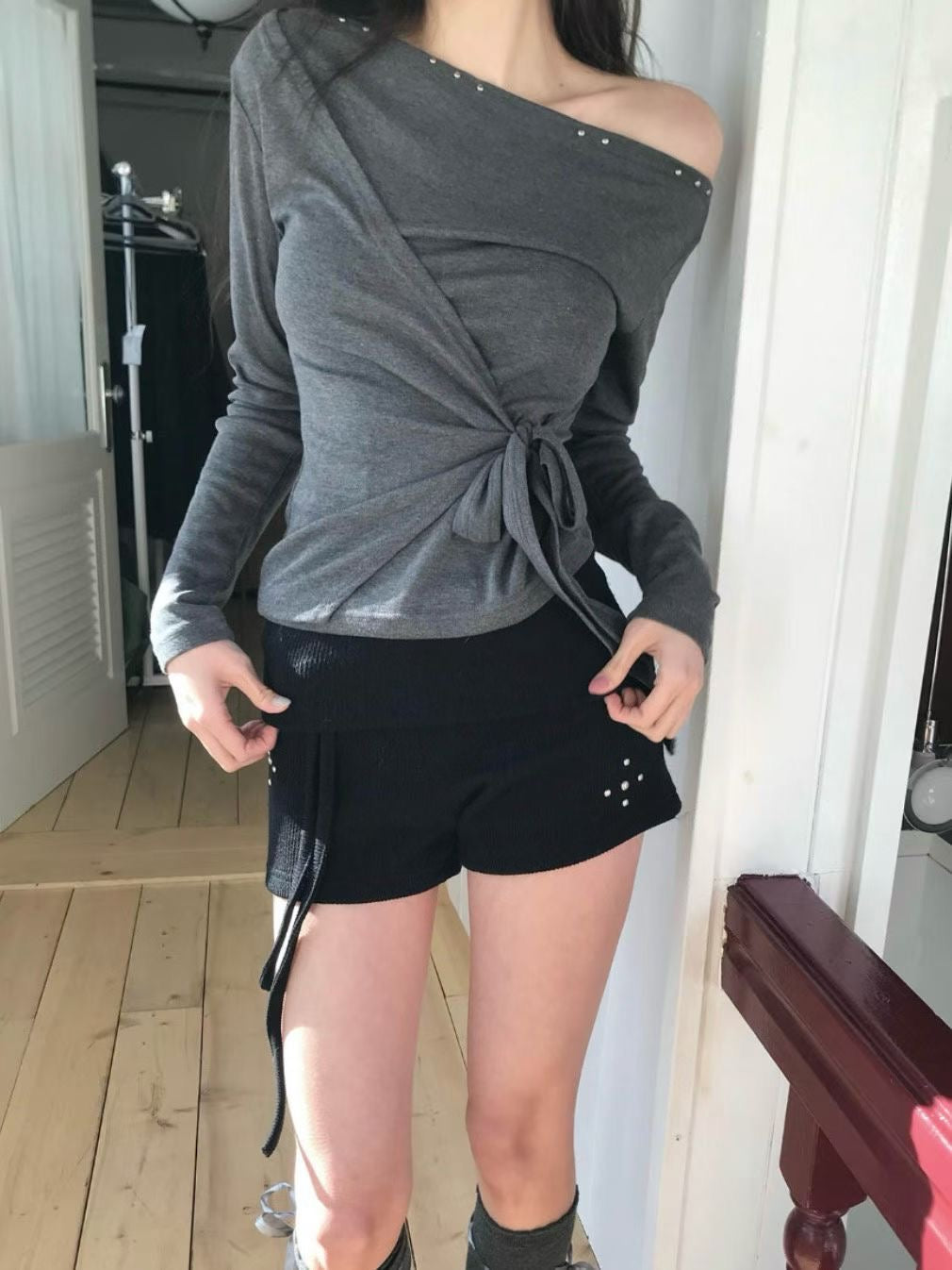 露肩不規則綁帶上衣 Off-Shoulder Asymmetrical Tie Top