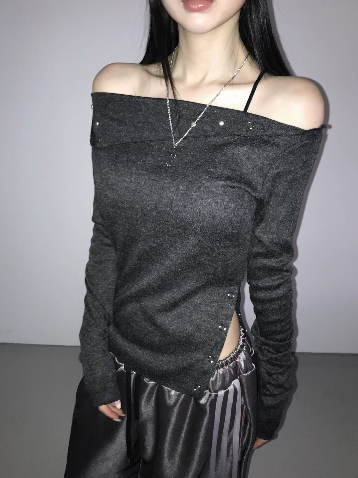 不對稱開衩露肩上衣 Asymmetrical Hem Off-Shoulder Top