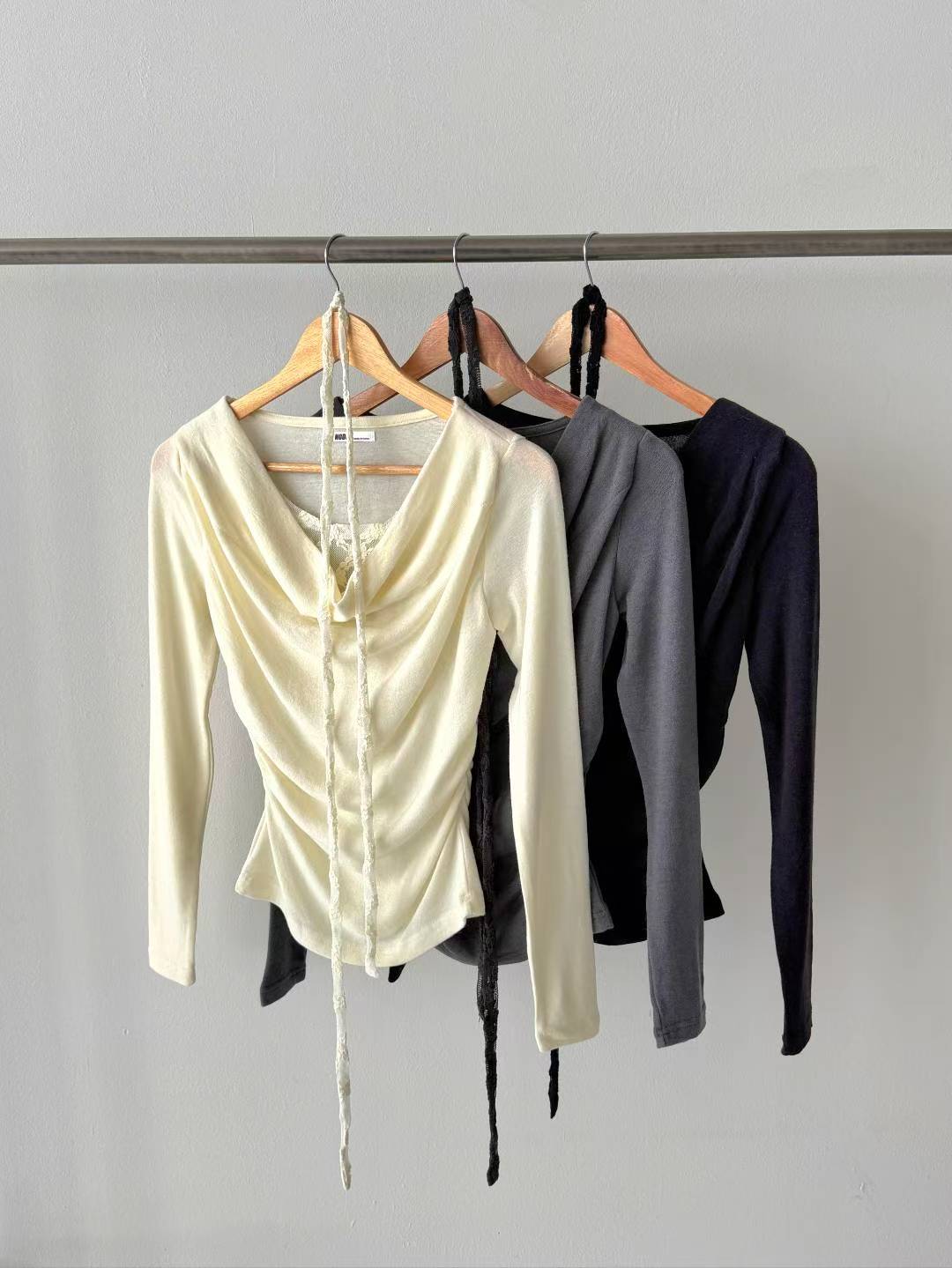 蕾絲蕩領掛頸長袖 Lace halter-neck long-sleeve top