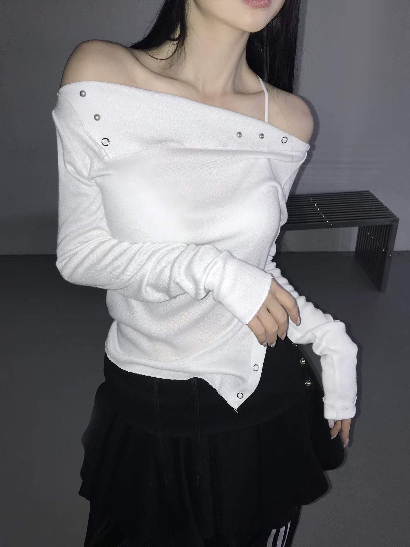 不對稱開衩露肩上衣 Asymmetrical Hem Off-Shoulder Top