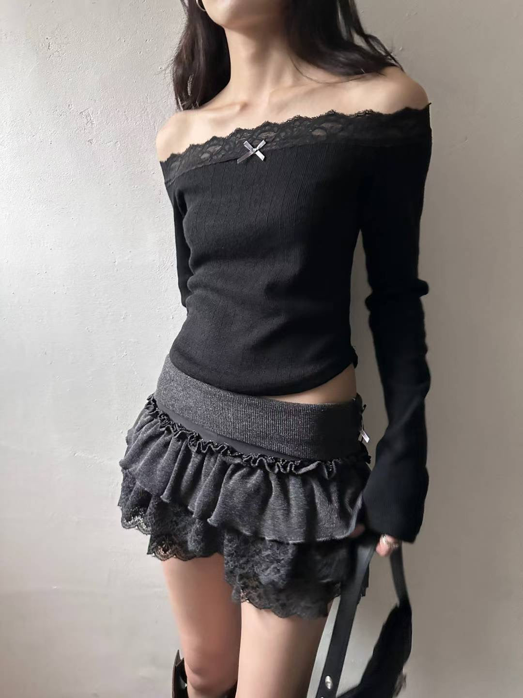 蕾絲蝴蝶結一字肩長袖上衣Lace Bow One-Shoulder Long-Sleeved Top