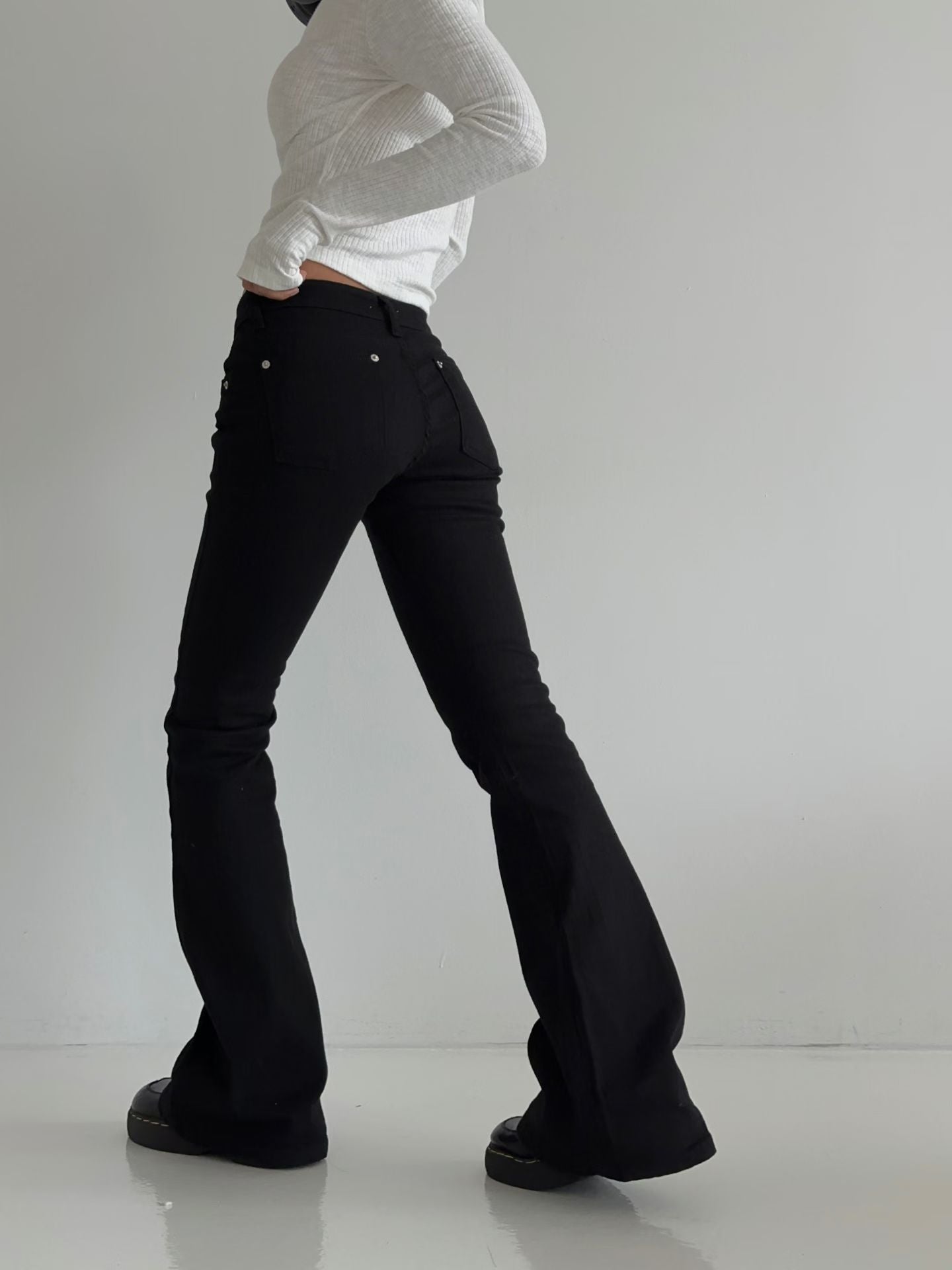 低腰微喇叭褲 Low-Rise Micro Flare Pants