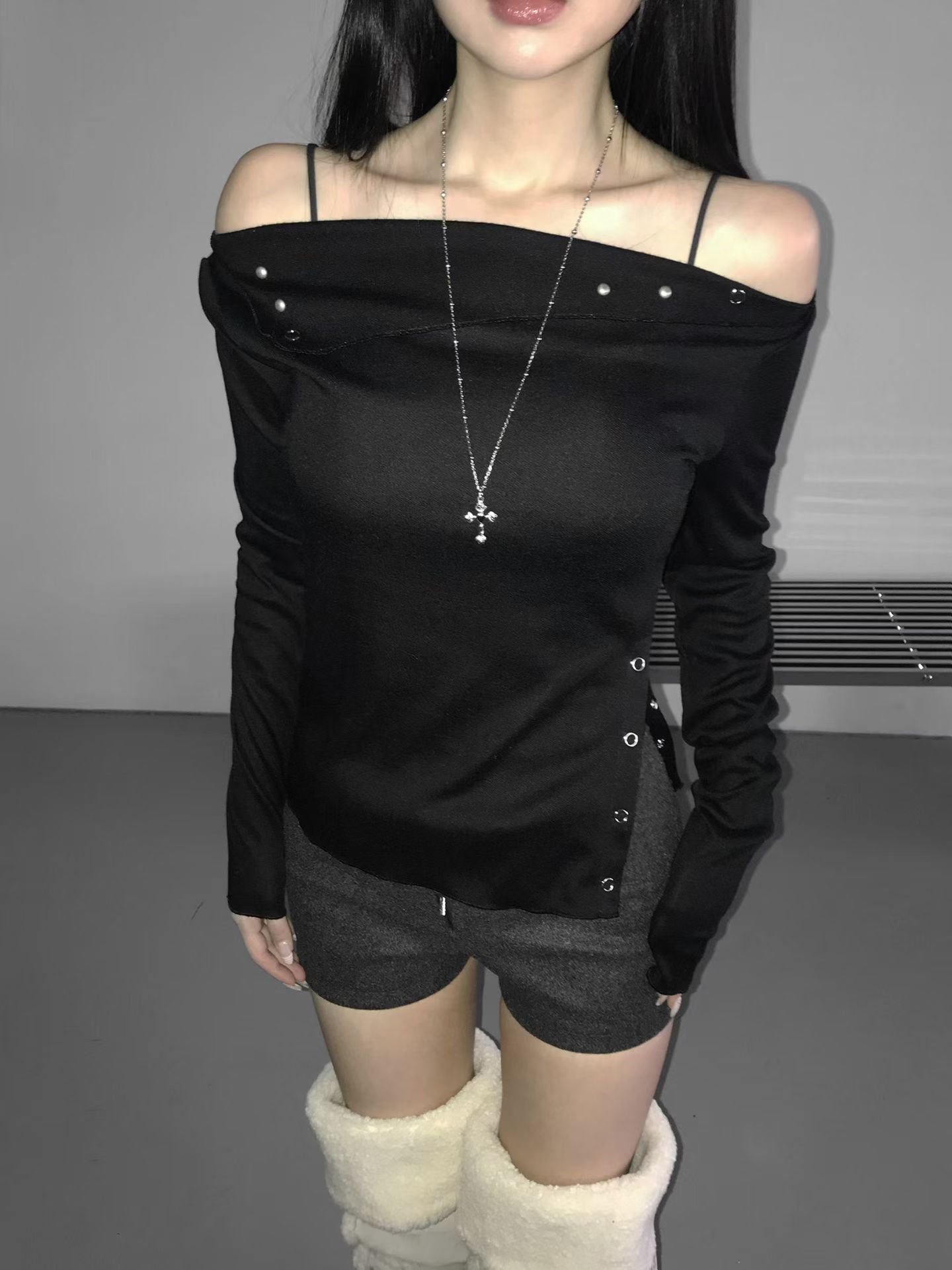 不對稱開衩露肩上衣 Asymmetrical Hem Off-Shoulder Top