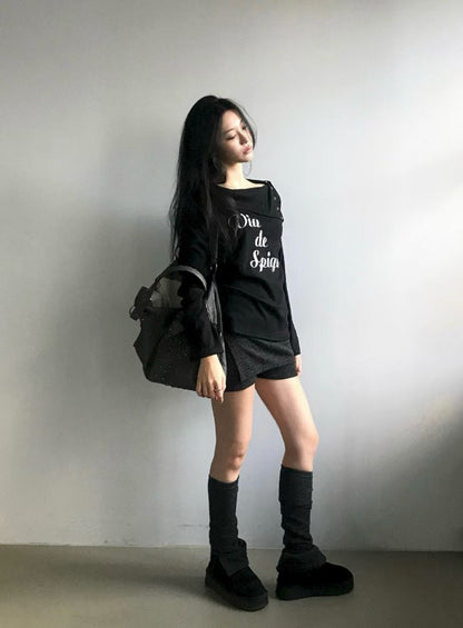 鈕扣字母露肩上衣 Button Letter Off-Shoulder Top