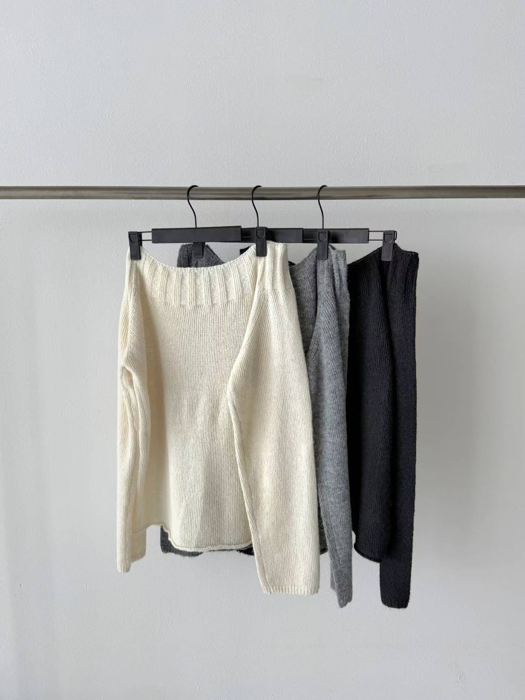 露肩寬領針織冷衫 Off-Shoulder Wide Neck Knit Sweater