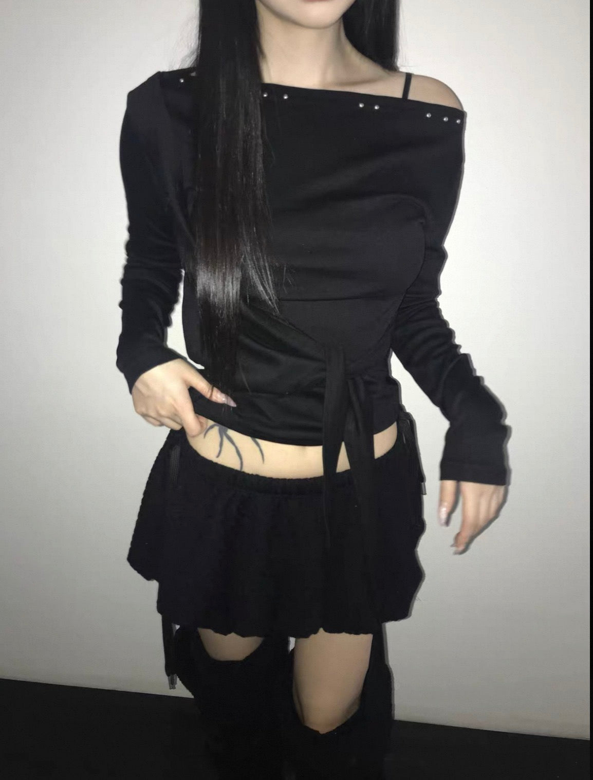 露肩不規則綁帶上衣 Off-Shoulder Asymmetrical Tie Top