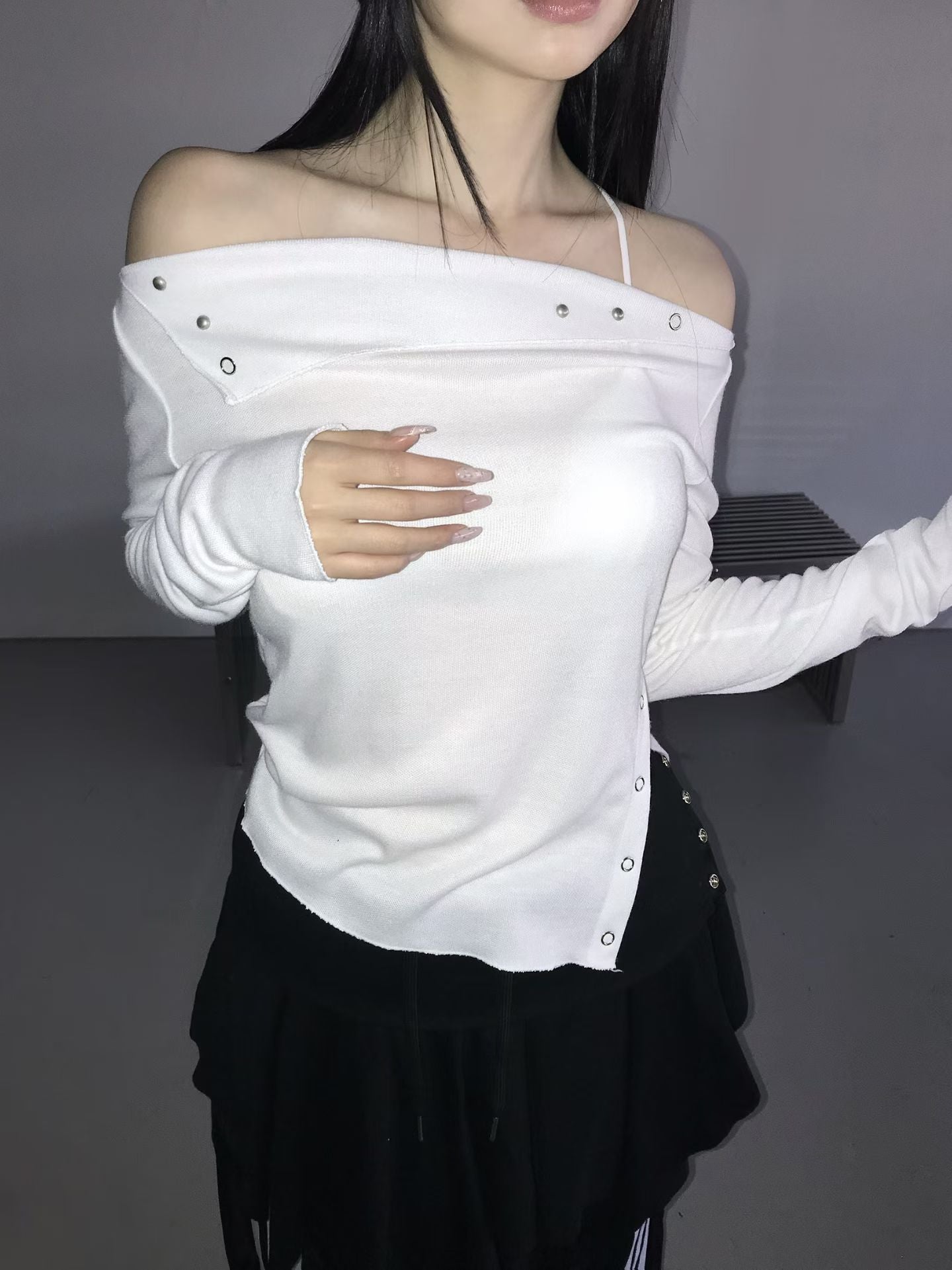 不對稱開衩露肩上衣 Asymmetrical Hem Off-Shoulder Top