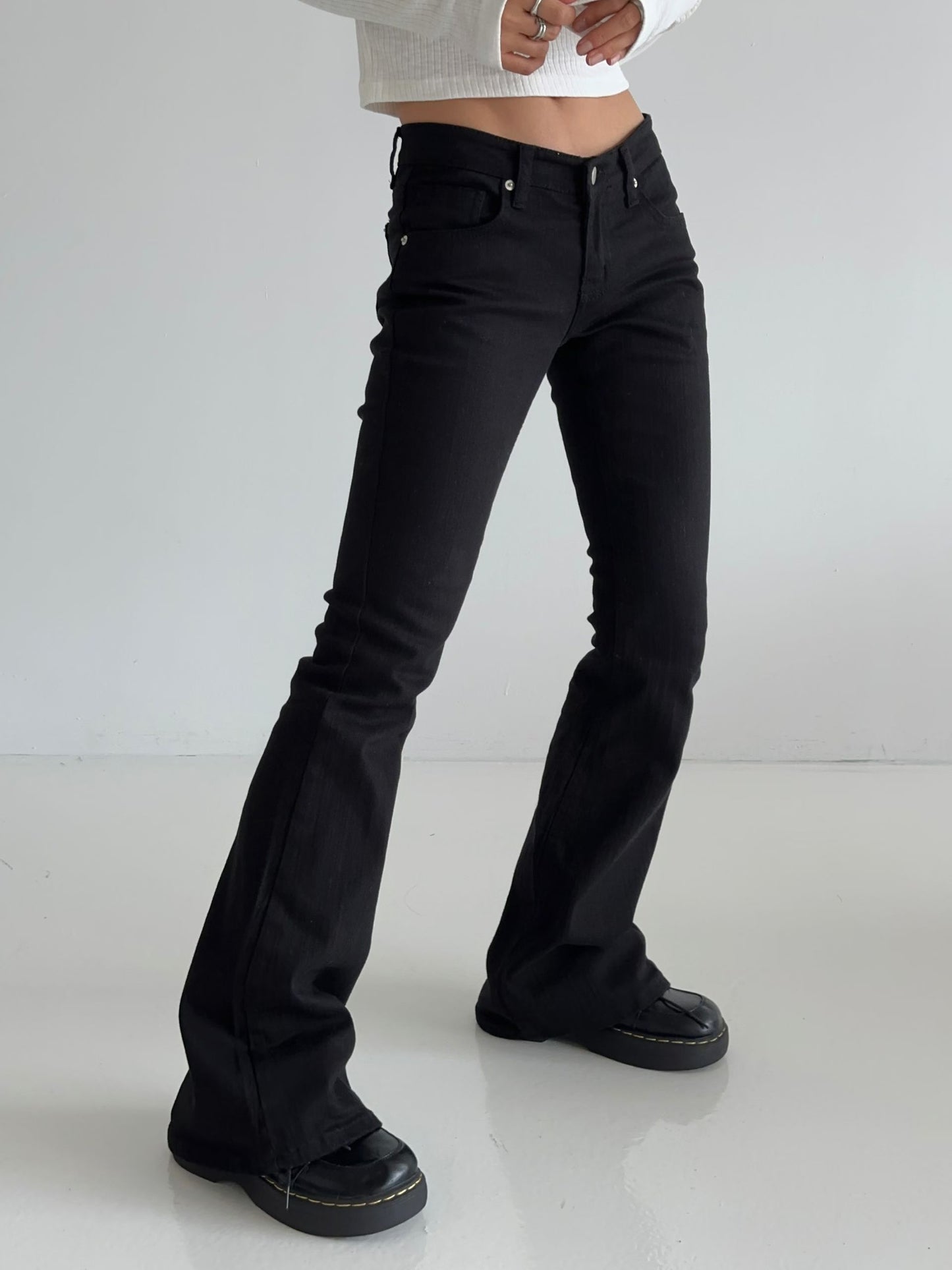 低腰微喇叭褲 Low-Rise Micro Flare Pants
