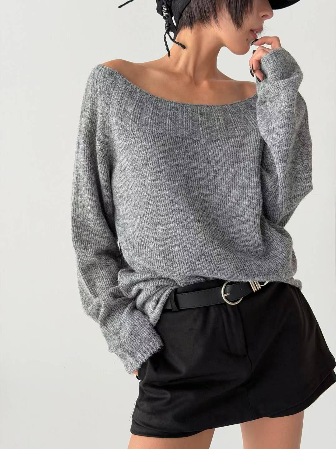露肩寬領針織冷衫 Off-Shoulder Wide Neck Knit Sweater